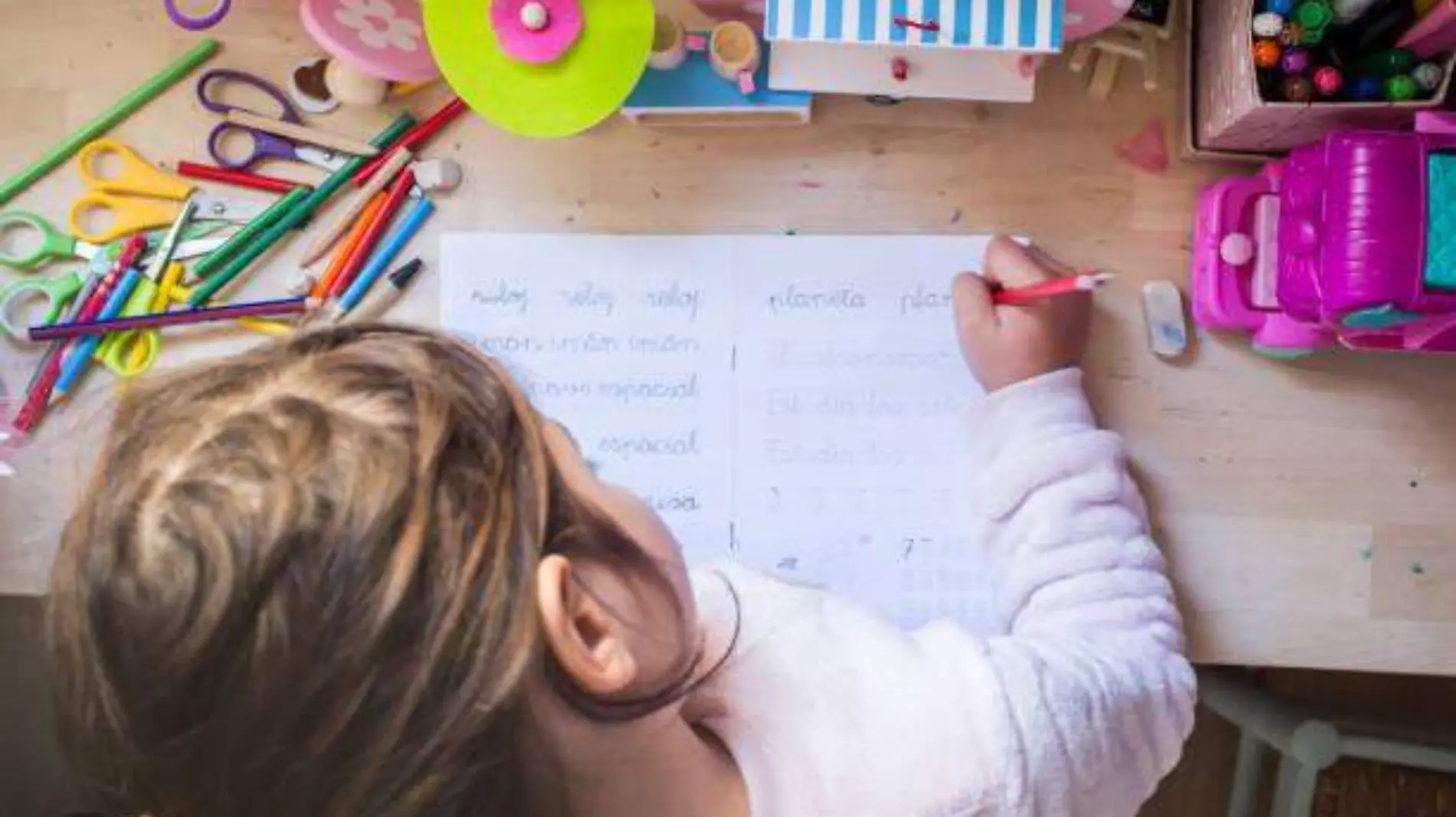 niña escribiendo